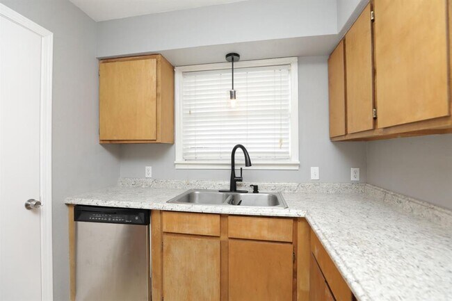 Building Photo - 3218 Cedarcrest Dr