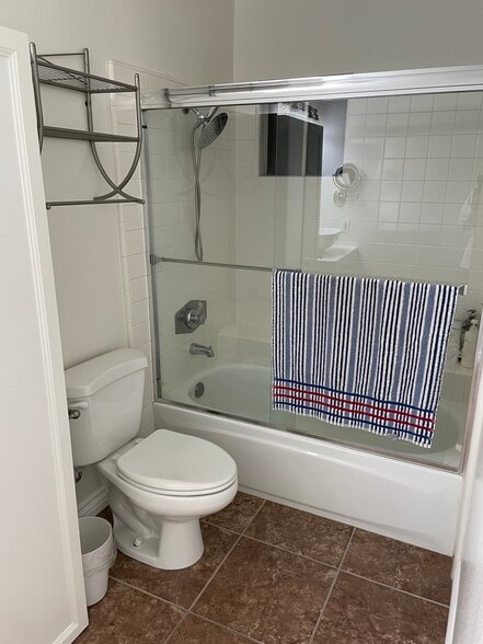 Upstair bathroom - 23924 Arroyo Park Dr