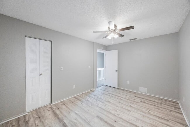 Building Photo - Renovated Town Home 2 bedroom 1.5 bath ** ...