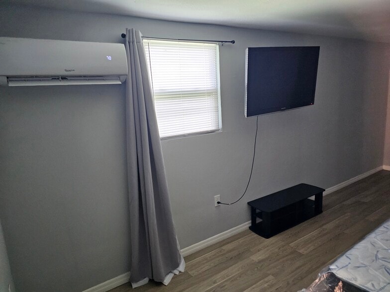 Building Photo - 603 Doby Ave