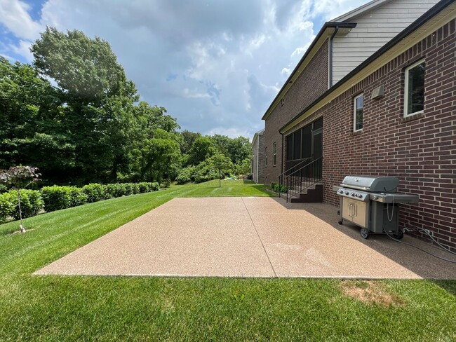 Building Photo - 4 Bedroom Home w/ Office and 3 Car Garage
