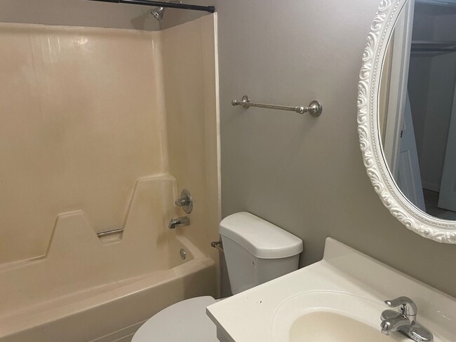 Building Photo - W Knox Tri-level Townhouse 3BR/1.5BA