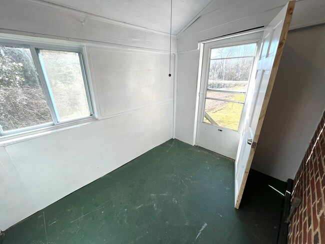 Building Photo - Newly Renovated 3 Bedroom Home in Lawrence...