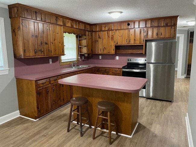 Building Photo - 3 BED, 1 BATH BRICK HOME IN RANDLEMAN!