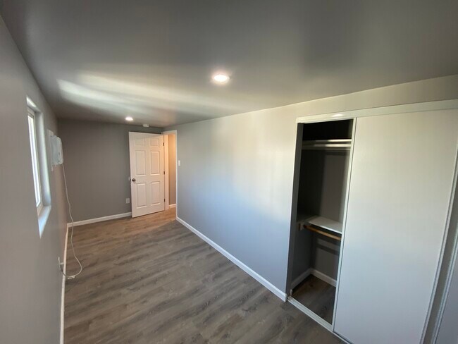 Building Photo - 2146 S West View St