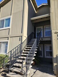 Building Photo - 426 Cherry Ln