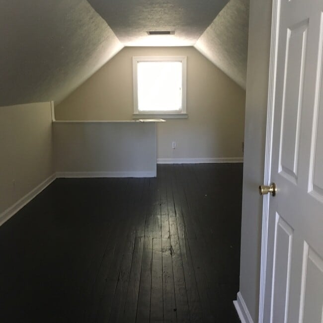 Building Photo - Spacious 3BR/2BA Home off of Taylor Blvd
