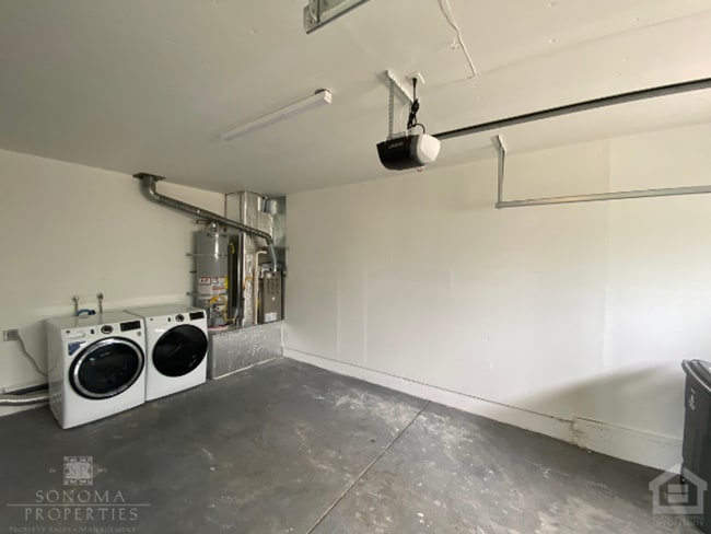 Building Photo - 2BD/2BA Upstairs Duplex with Garage