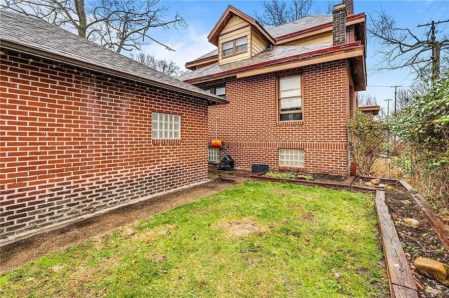 Building Photo - 1046 E End Ave