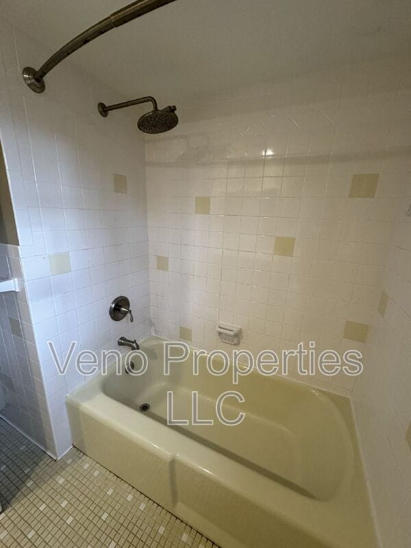 Building Photo - 15 Rivercrest Dr