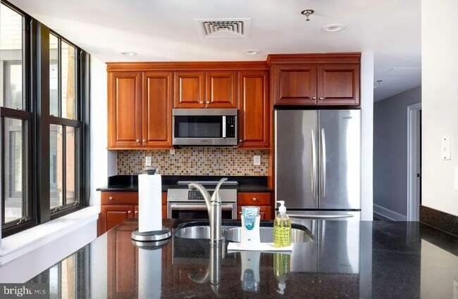 Building Photo - Spacious 4-Bedroom Residence with In-Unit Laundry in Center City