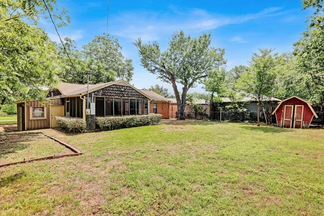 Building Photo - Convenient Living in Dallas – 3BR/2BA Home...