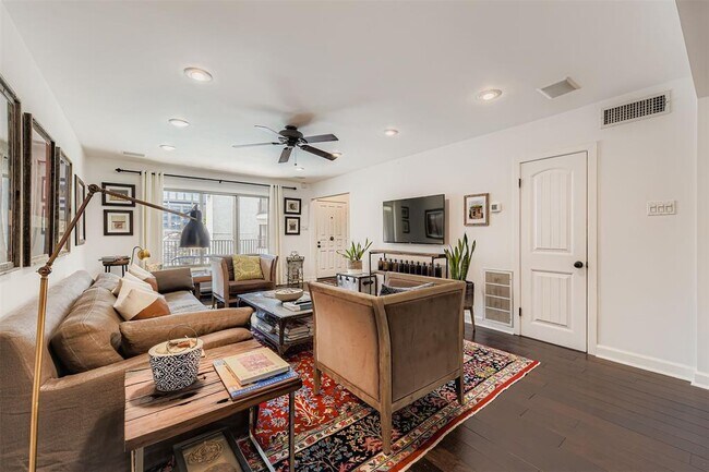 Building Photo - 505 W 7th St