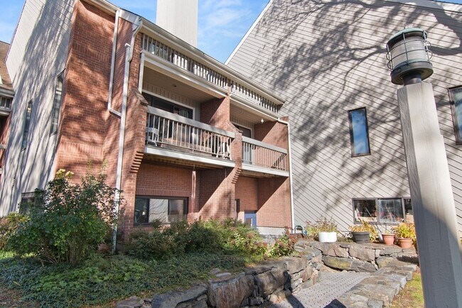 Building Photo - 7 River Rd