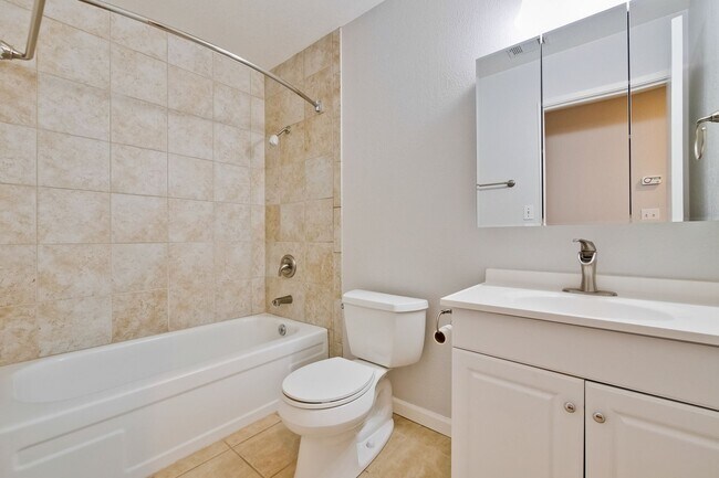 Building Photo - Warm and Inviting 3 bedroom, 2 Bath Home
