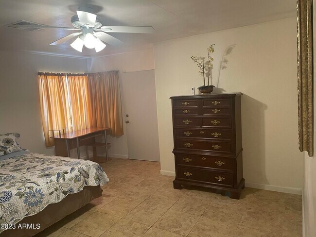 Building Photo - 1308 E Monroe St