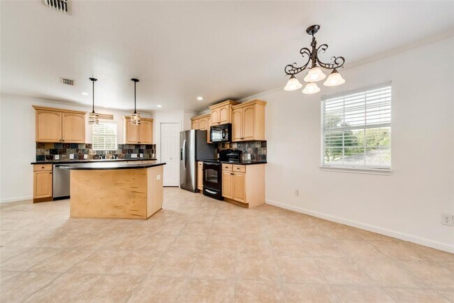 Building Photo - 633 Rose Garden Dr