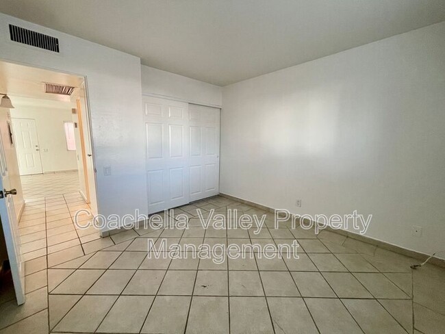 Building Photo - 585 E Cottonwood Rd