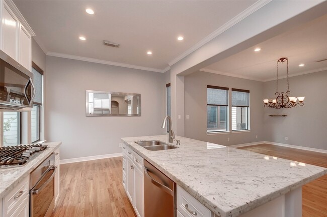 Building Photo - 1708 Utah St