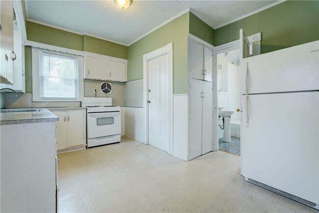 Building Photo - 745 University Ave