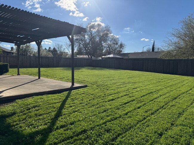 Building Photo - Roseville home with large backyard