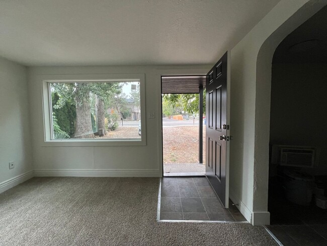 Building Photo - Cute newly remodeled 2 bed 1 bath home on ...