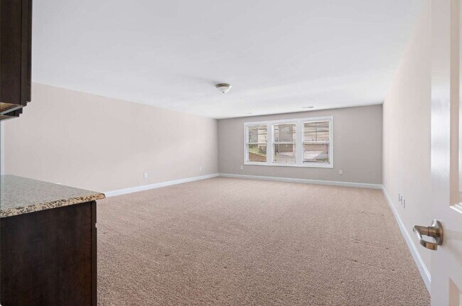 Building Photo - "Luxurious 4-Bedroom Retreat with Third Fl...