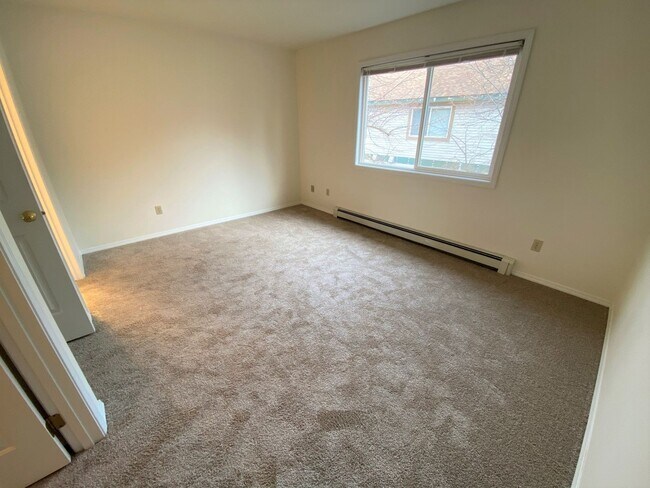 Building Photo - 2 Bed 1.5 Bath Condo! W/S/G/Lawn Care Included!