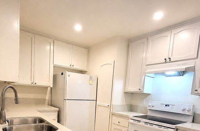 Building Photo - 2607 Pirineos Way
