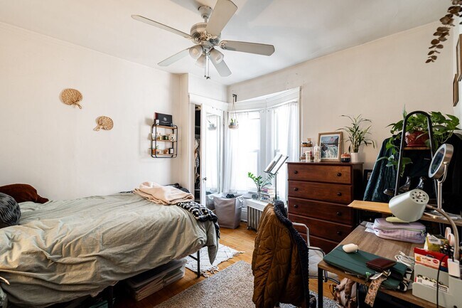 Building Photo - Bright and Sunny 3 Bedroom Upper