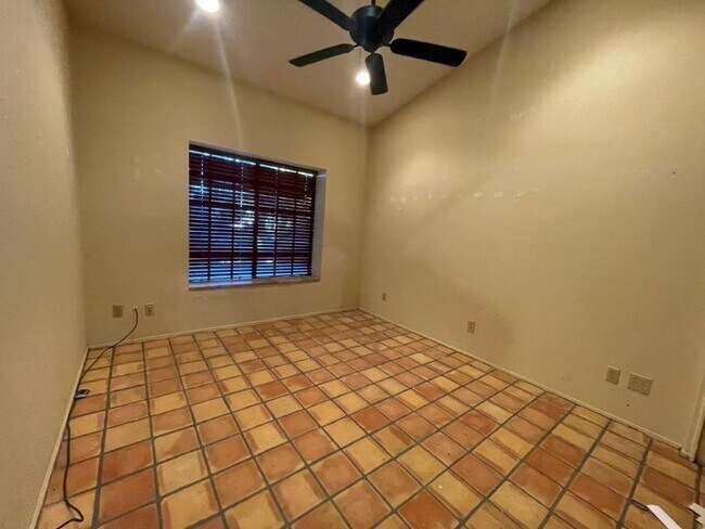 Building Photo - 6049 W Grandview Rd