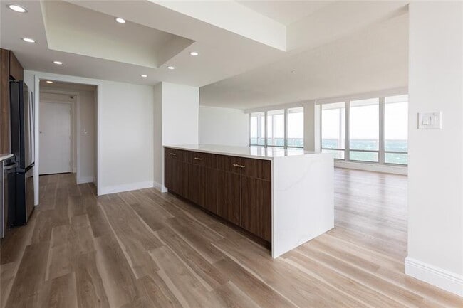 Building Photo - 2100 S Ocean Ln