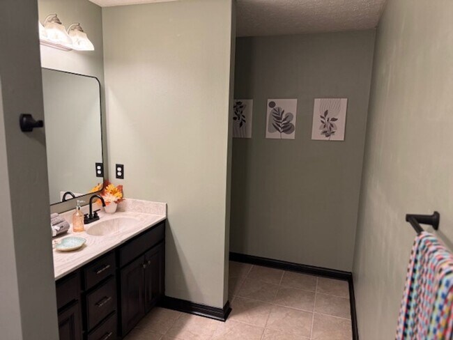 Building Photo - 131 E Piedmont Dr