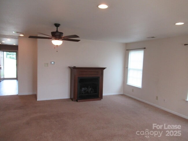 Building Photo - 122 Anastasia Ln