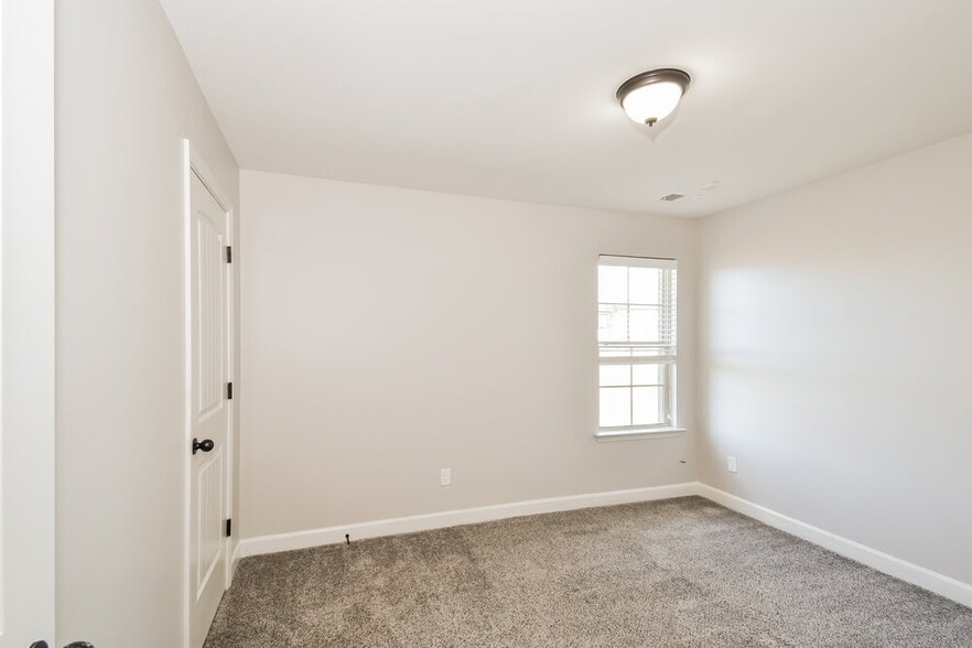 Building Photo - 3363 Hill Valley Ln