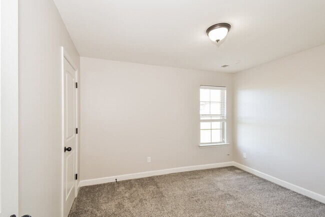 Building Photo - 3363 Hill Valley Ln