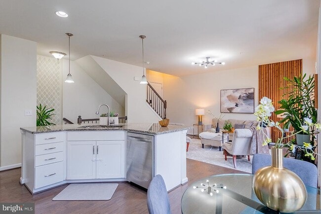 Building Photo - 43376 Town Gate Square