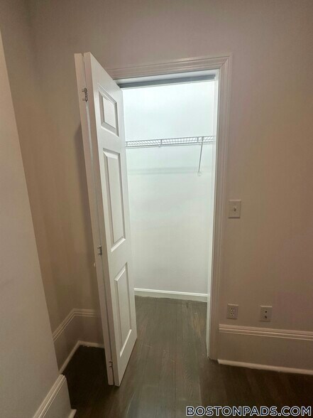 Building Photo - 1404 Beacon St