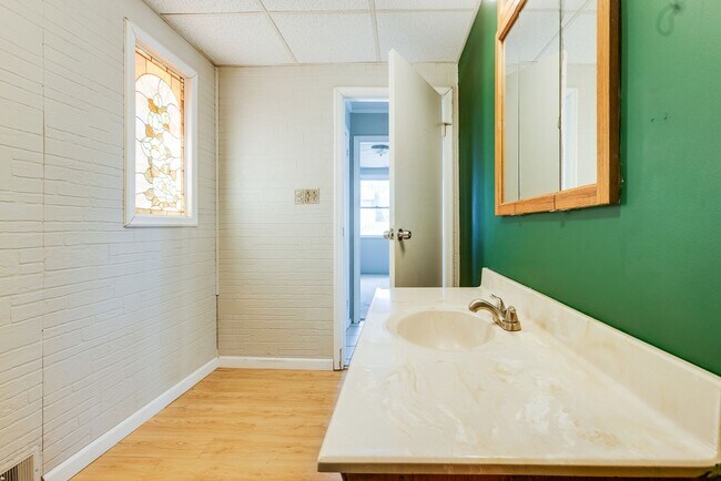 Building Photo - Available MAY 2026 - Beautiful, LARGE 4+ bedroom/2 bath GEM in South Side Slopes!