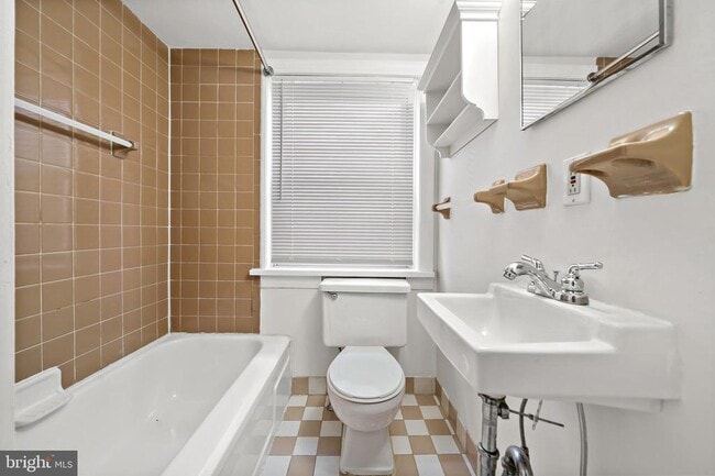 Building Photo - 625 Catharine St