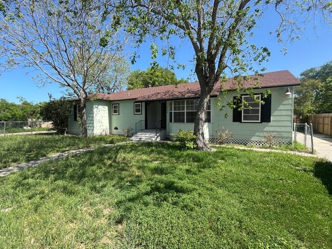 Building Photo - LINDALE PARK WITH EXTRA SQUARE FOOTAGE!!