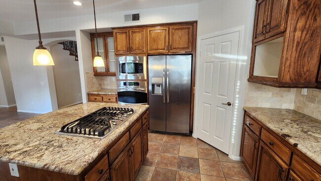 Building Photo - Gorgeous home on the Golf Course in a gated community.