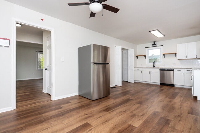 Building Photo - Beautiful 3 Bedroom, 2.5 Bath Home Tucked Away on Cul-de-Sac $1,825/mo rent