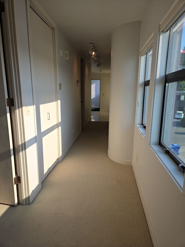 Building Photo - Spectacular View!! This top floor condo is a MUST SEE!! $500 move in credit