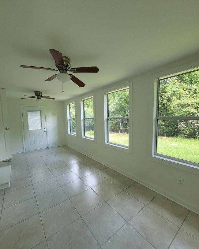 Building Photo - MOVE IN SPECIAL: Waived $350 Cleaning Fee!...
