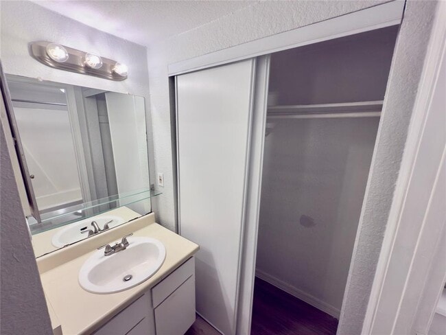 Building Photo - 513 S Park Dr