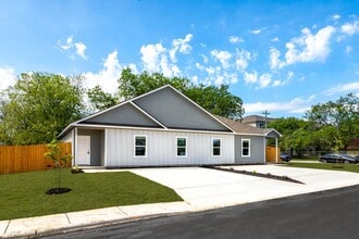 Building Photo - Elegant Home in Seguin!