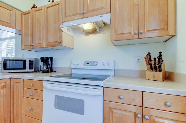 Building Photo - 1575 Pinellas Bayway S