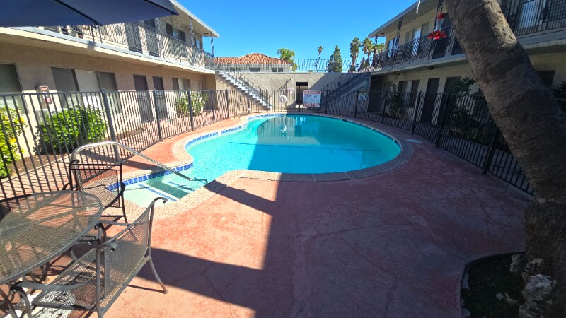 Building Photo - 260 N Oak Ave