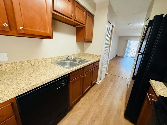 Building Photo - Charming 3 bedroom 1.5 bath condo for rent